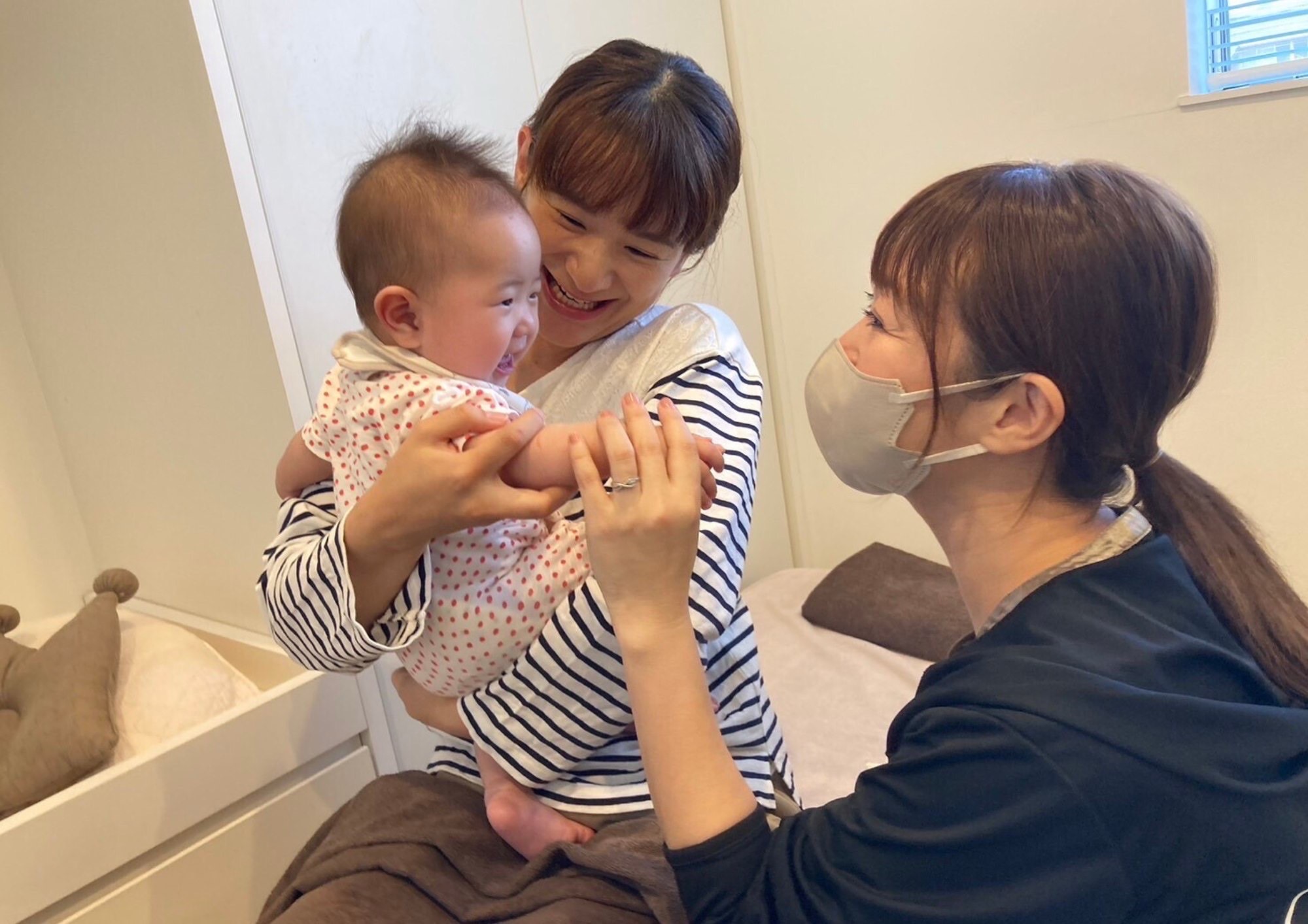 助産師がご自宅でママと赤ちゃんをサポートしている様子