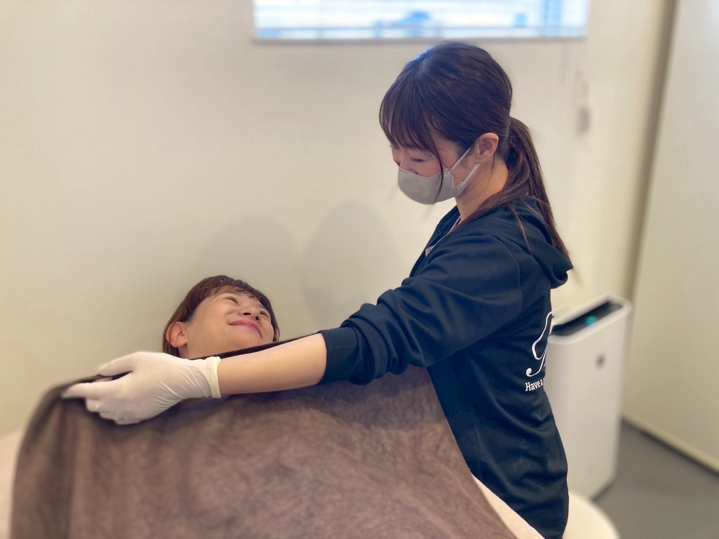 助産師がママのケアをしている様子