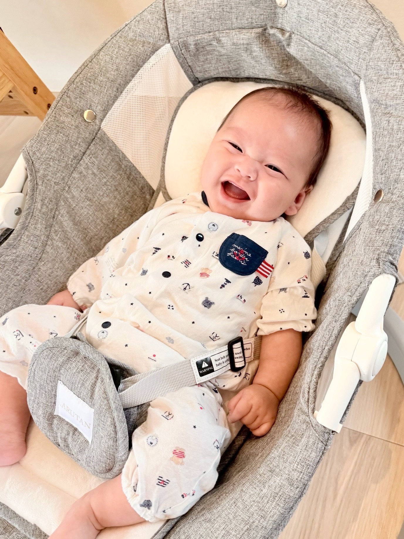 助産師が利用者に寄り添ってケアをしている様子