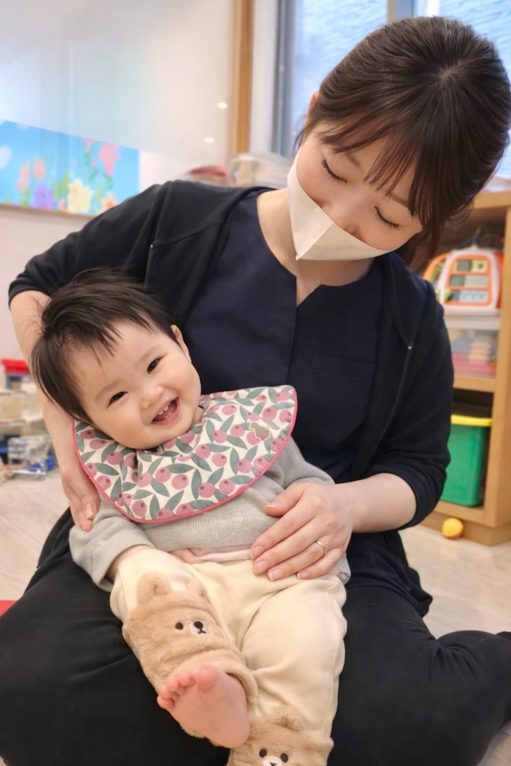 医療連携のある安心した環境で赤ちゃんを見守るスタッフ