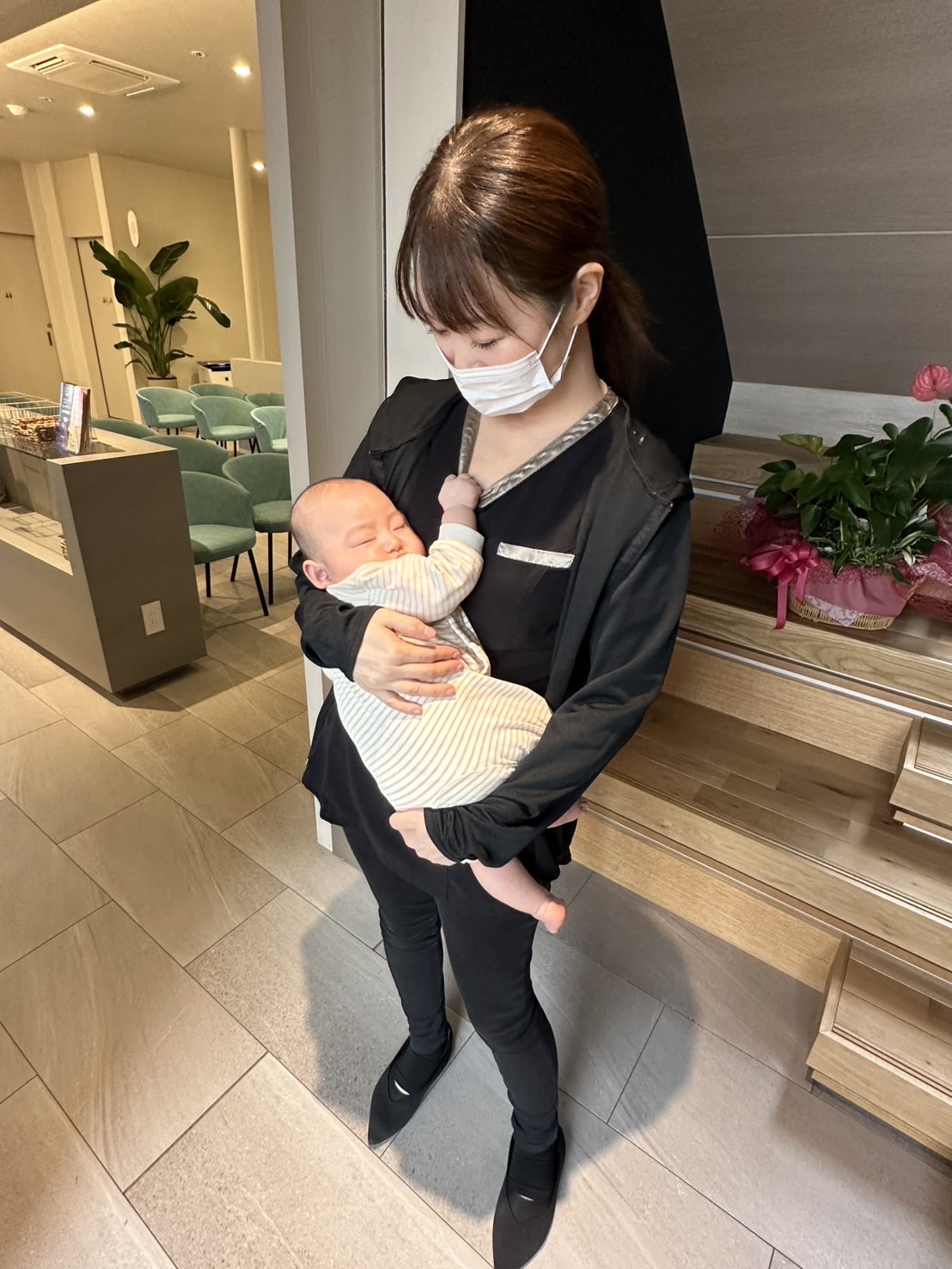 医療連携のある安心した環境で赤ちゃんを見守るスタッフ