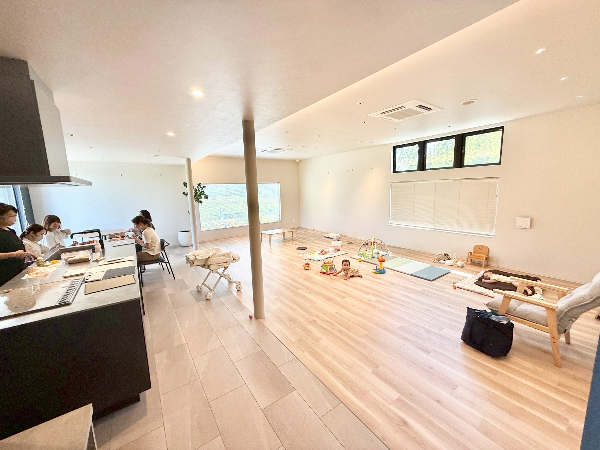 広い共有スペースで赤ちゃんを見守る様子